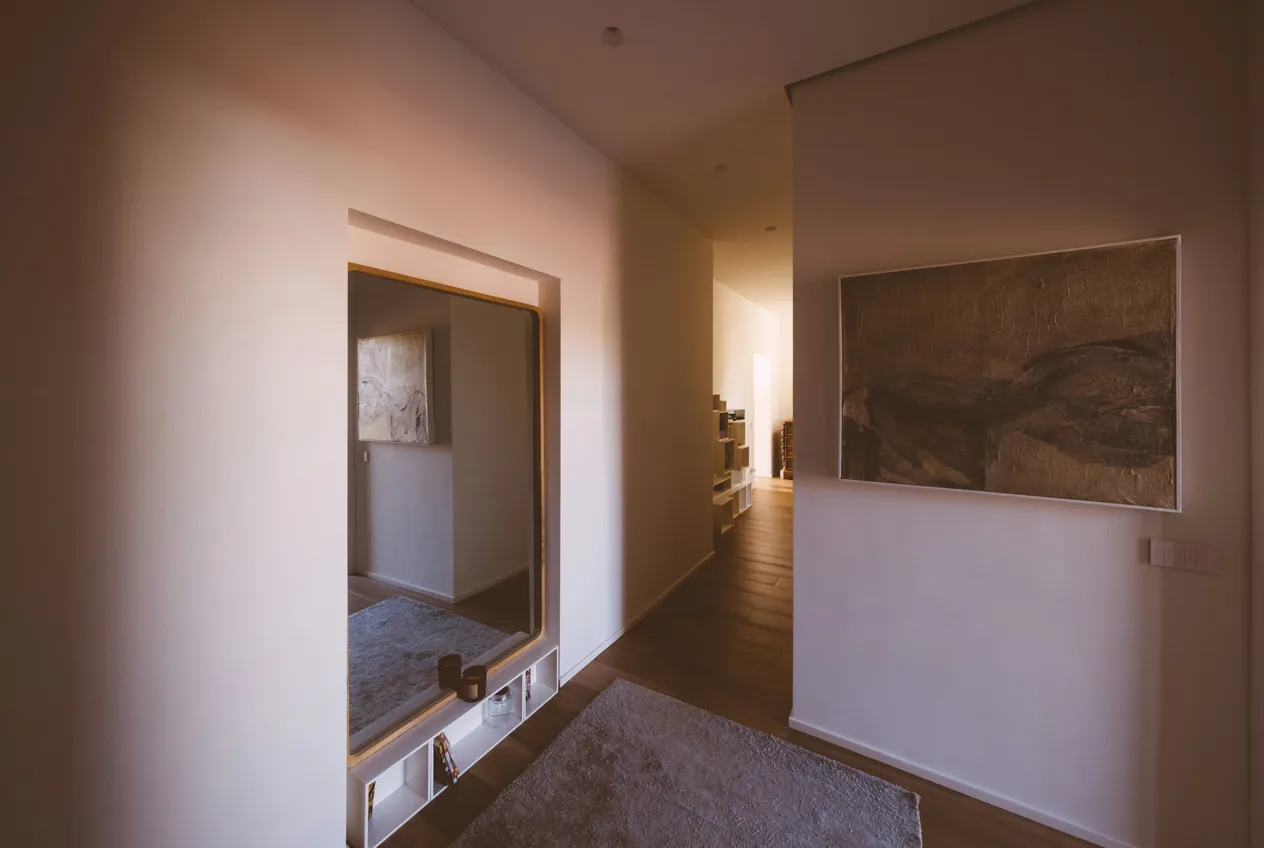 Dunkler Wohnungsflur mit matten Wänden und orangefarbenem Stich, vor HDR