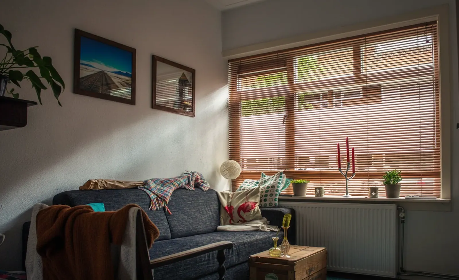 Dasselbe Wohnzimmer nach der HDR-Bearbeitung: weiße Wände, Farben von Decke und Holz, lesbare Jalousien
