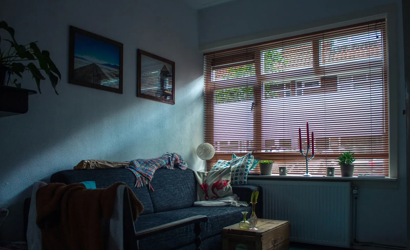 Wohnzimmer im Gegenlicht, Wand und Sofa im bläulichen Schatten, überbelichtete Jalousien, vor HDR