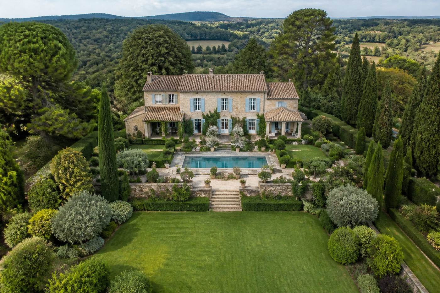Premium-Immobilie aus der Drohnenperspektive, Garten und Pool aus der Luft sichtbar