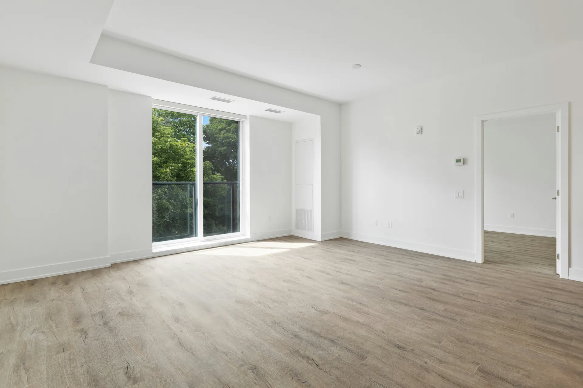 Vorher : Beispiel für virtuelles Home Staging ausgehend von einem leeren Raum.