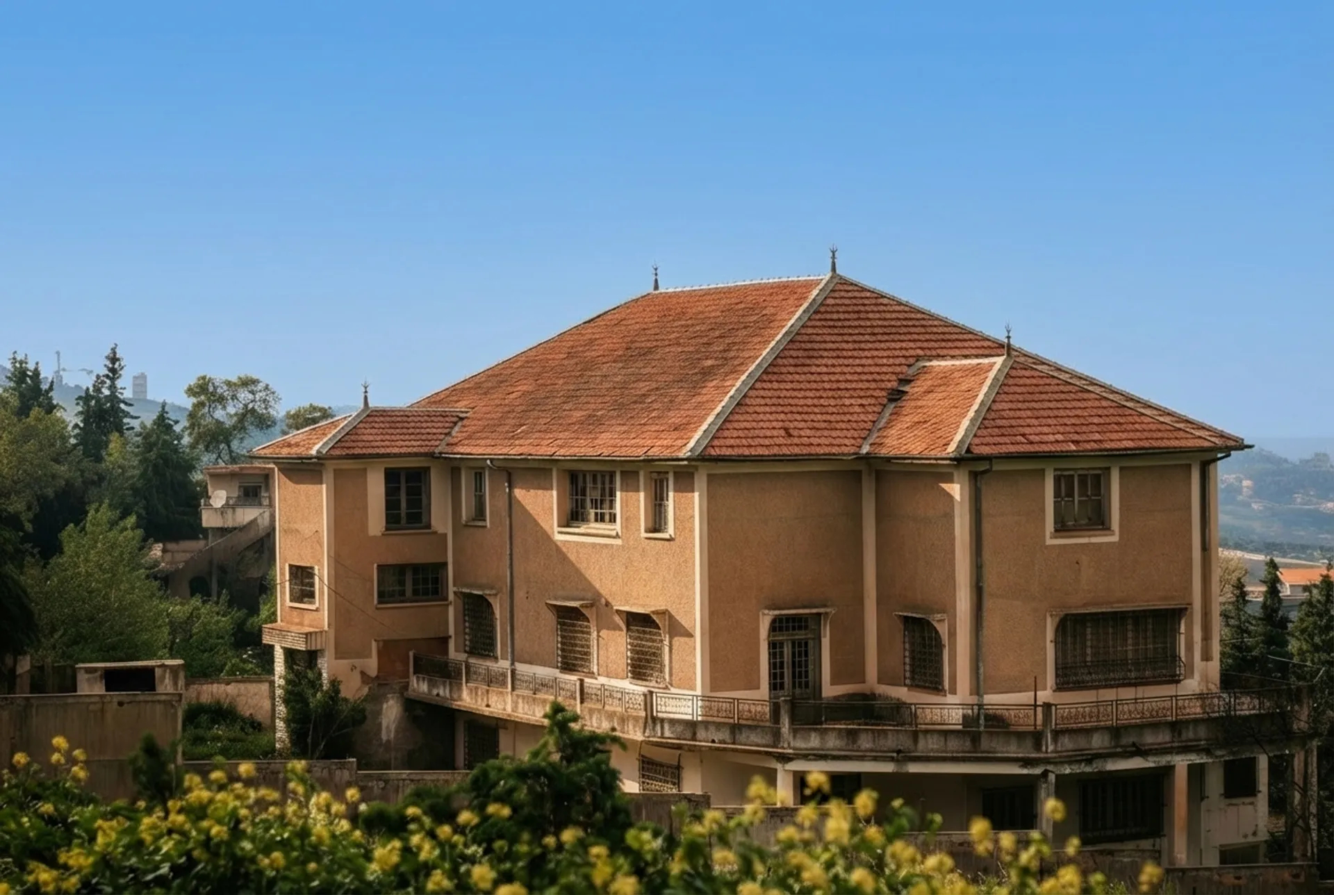 Dieselbe Villa unter blauem Himmel, Sonne auf Fassaden und Vegetation