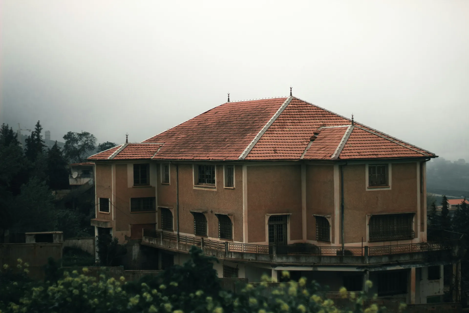 Villa mit roten Ziegeln im Nebel, gleichmäßig grauer Himmel