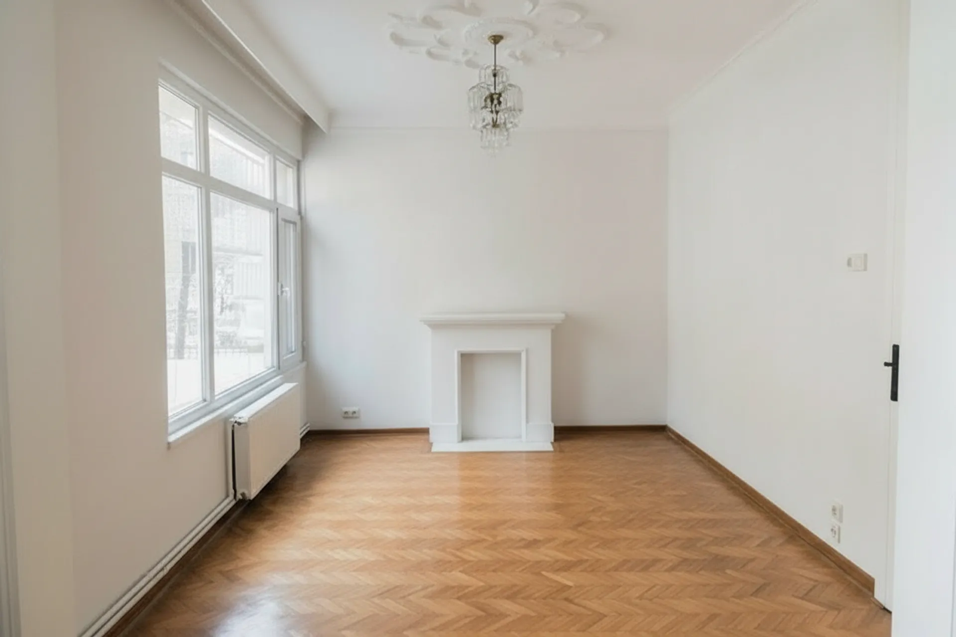 Dasselbe Wohnzimmer geleert: Parkett, Kamin und Wände rekonstruiert, Raumvolumen unverändert
