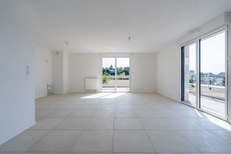 Leeres Wohnzimmer mit Terrassenzugang vor virtuellem Staging